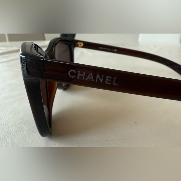 CHANEL Sunglasses with Gold Chain Brow - Picture 6 of 6